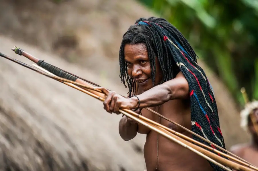 印尼达尼部落一位手持弓箭的女性。图片来源：ANDREY GUDKOV/Alamy